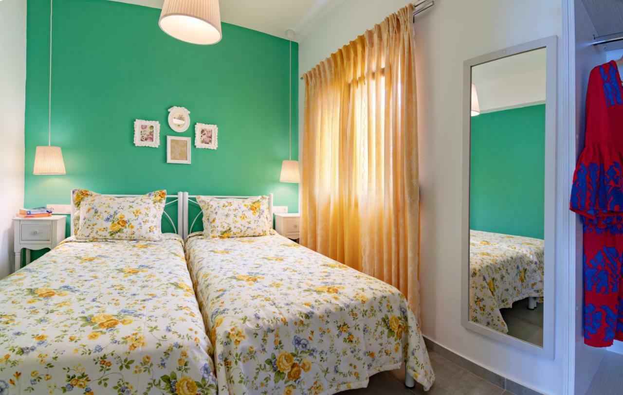 The Village Apartments Плакиас Экстерьер фото